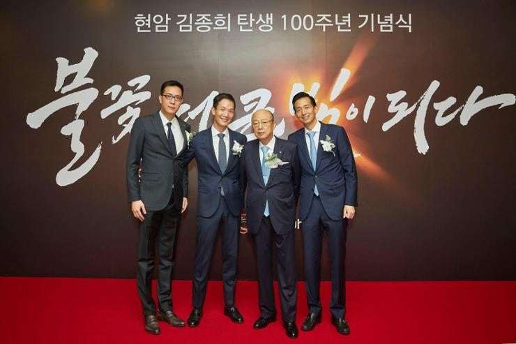 현암 김종희 회장 탄생 100주년 기념식. (왼쪽부터) 김동선 한화호텔앤드리조트 부사장. 김동원 한화생명 사장, 김승연 한화그룹 회장, 김동관 한화솔루션 부회장 / 한화그룹