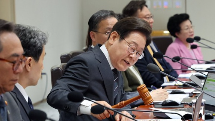 이재명 대통령이 6월 19일 용산 대통령실에서 열린 국무회의에서 30조5000억원 규모 새 정부 추가경정예산안을 확정했다. / 대통령실