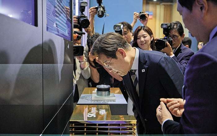 이재명 대통령이 6월 20일 울산전시컨벤션센터에 마련된 SK하이닉스 부스에서 확대경을 통해 이 회사의 고대역폭 메모리(HBM) 제품을 보고 있다. / 대통령실