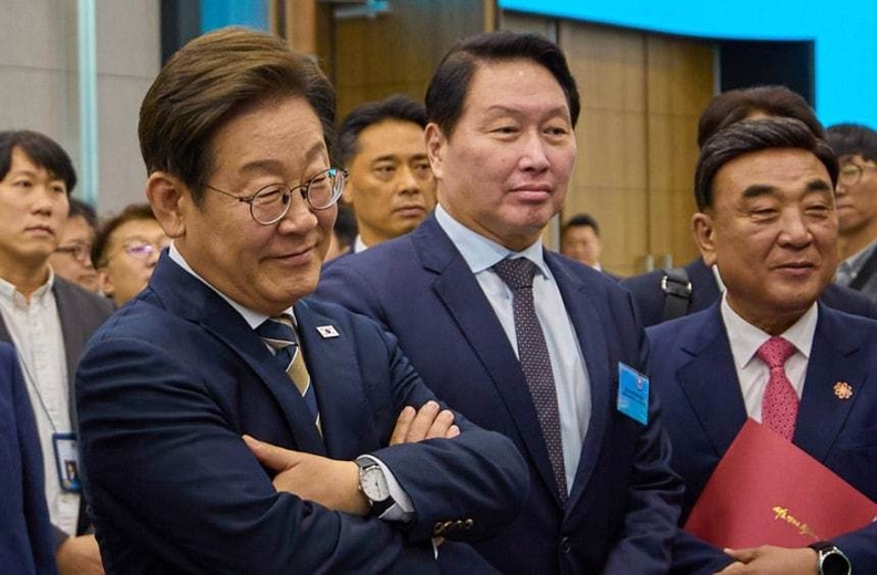 이재명 대통령이 6월 20일 울산 울주군 울산전시컨벤션센터에서 열린 인공지능(AI) 글로벌 협력 기업 간담회 뒤 최태원 회장과 AI 제품·서비스 시연을 참관하고 있다. / 대통령실