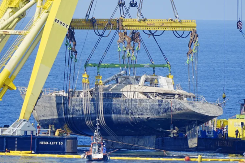 호화요트 ‘베이지언(Bayesian)호’ 인양 작업은 영국 해양전문업체 TMC Marine 주도로 2025년 6월 17일부터 시작돼, 유럽에서 가장 강력한 해상 크레인 중 하나인 ‘HEBO LIFT 10’이 투입됐다. / 피플닷컴, 게티이미지