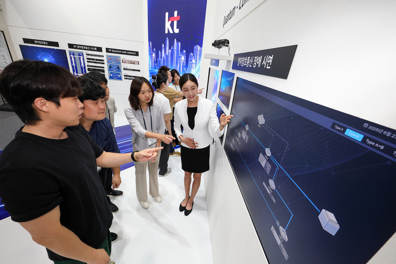KT가 서울시 서초구 aT센터 제2전시장에서 열리는 ‘퀀텀 코리아 2025’에 참가해 양자 양자암호통신 기술을 선보인다고 24일 밝혔다. KT 전시관에 방문한 관람객들이 양자암호통신 기술을 관람하는 모습 / KT
