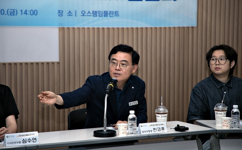 6월 20일 오스템임플란트 마곡 트윈타워에서 열린 ‘티톡 간담회’에서 진교훈 강서구청장이 오스템임플란트 임직원들과 열띤 토론을 하고 있다. / 오스템임플란트