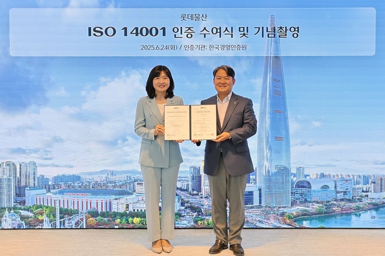 롯데물산이 한국경영인증원으로부터 환경경영시스템(ISO 14001) 인증을 획득했다. 황은주 한국경영인증원 대표이사(왼쪽), 경민호 롯데물산 기술안전부문장 / 롯데물산