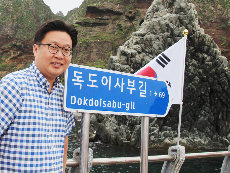 독도 주소 안내판에서 포즈를 취하고 있는 서경덕 교수 