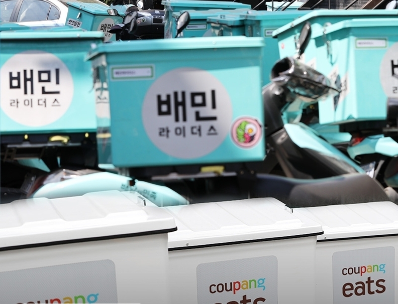 배달의민족, 쿠팡이츠 등 플랫폼의 독과점 현상은 더욱 심화돼, 2024년 10월 기준 배민 42.6%, 쿠팡이츠 42.1%로 시장을 양분하고 있다. / 뉴스스페이스DB