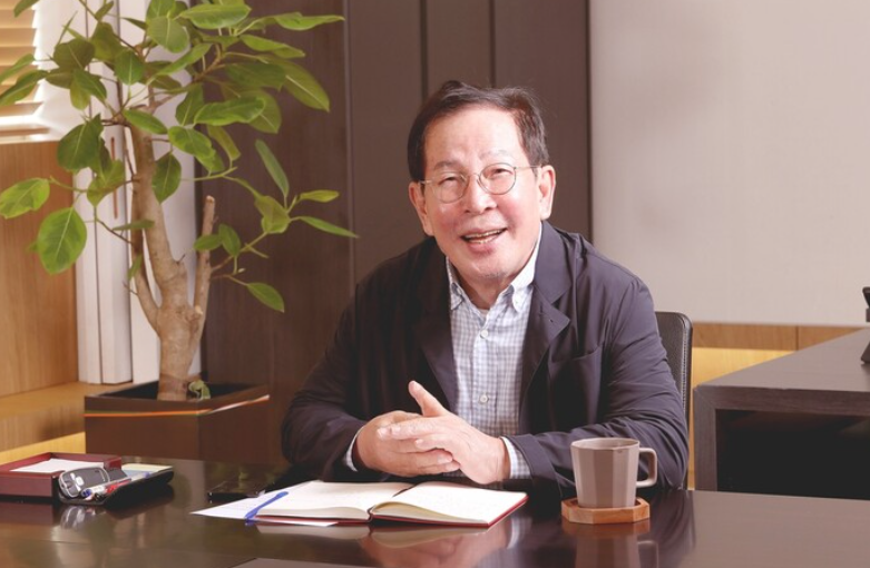 교촌치킨의 본사인 교촌에프앤비 권원강 회장 / 교촌에프앤비