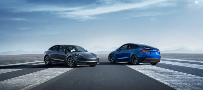 A gray Tesla Model 3 sedan and a blue Tesla Model Y / 테슬라
