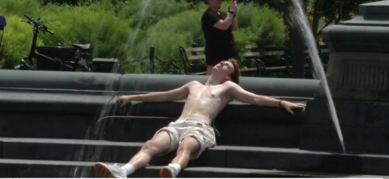 뉴욕 JFK공항은 12년 만에 38°C(100°F)를 돌파했고, 보스턴과 볼티모어 등 주요 도시도 38~39°C를 기록했다. 이로 인해 1억5000만명 이상이 폭염 경보를 받았고, 병원에는 열사병 환자가 급증했다. / CBSnews 