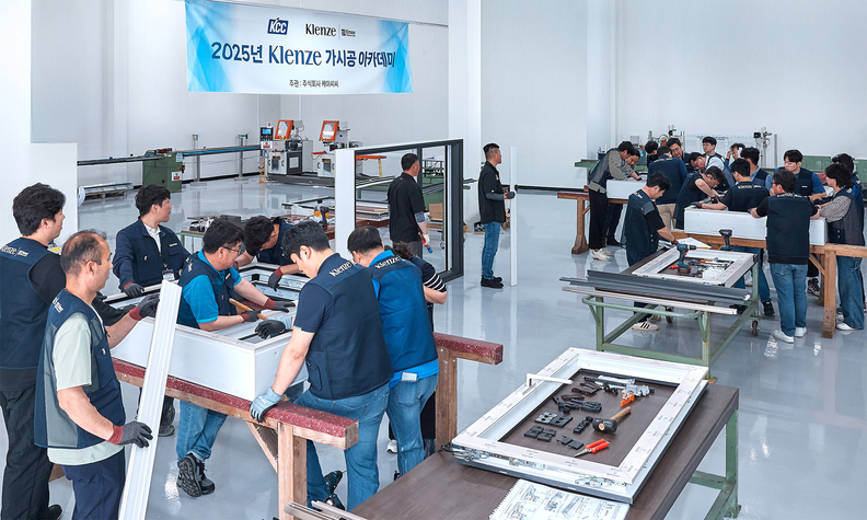‘2025 Klenze 가시공 아카데미’ 참가자들이 실제 Klenze 창호 제품을 활용해 시공 실습을 진행하고 있다. / KCC