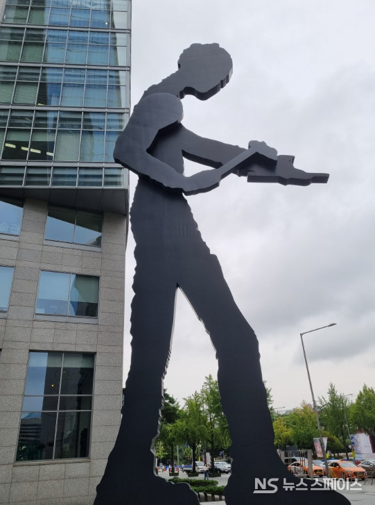 서울 경희궁 앞 태광그룹 사옥이 위치한 흥국생명 빌딩과 ‘해머링 맨’(Hammering Man)조각작품(미국의 조각가 조나단 보롭스키(Jonathan Borofsky) 작품) / 뉴스스페이스DB