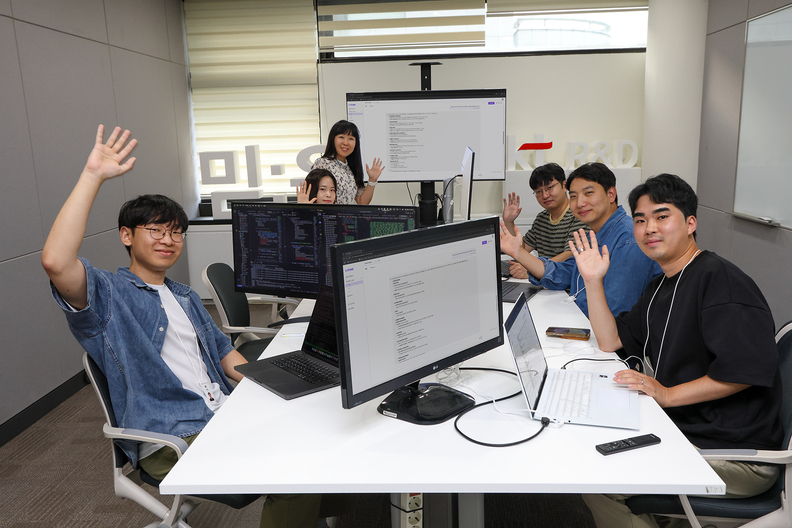 KT가 ‘한국적 AI’의 철학을 담아 자체 개발한 언어모델 ‘믿:음 2.0’의 오픈소스를 AI 개발자 플랫폼 허깅페이스를 통해 공개할 예정이라고 3일 밝혔다. 사진은 KT 기술혁신부문 연구원들이 서초구 KT 우면연구센터에서 믿:음 2.0을 테스트하고 있는 모습 / KT
