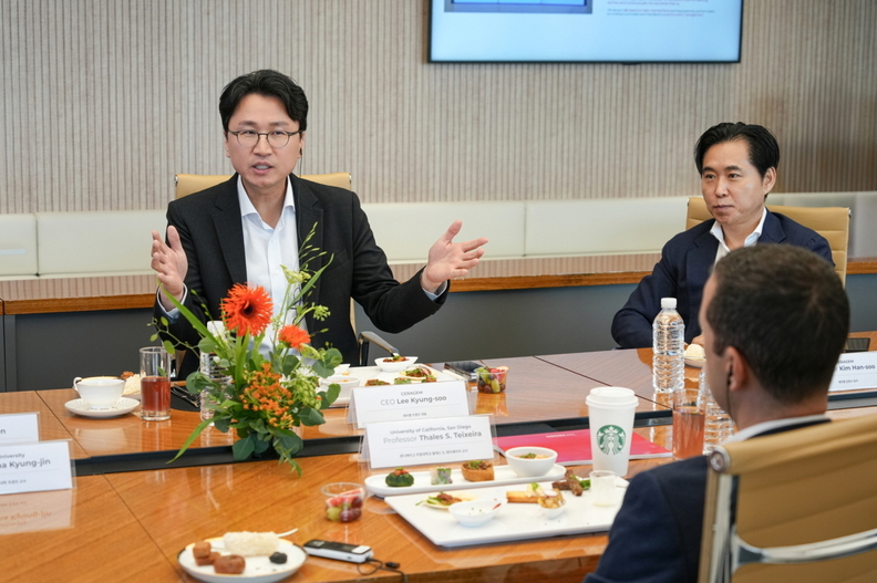 세라젬 이경수 대표이사 사장이 탈레스 S. 테이셰이라 교수와 기업의 혁신 경영 사례에 대해 디커플링 전략 관점에서 의견을 나누고 있다. / 세라젬