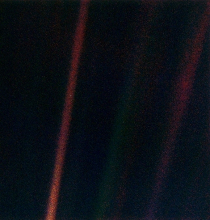 '페일 블루 닷(Pale blue dot)' 사진. 그 전까지 우주에서 본 지구라 하면 대개 달에서 찍은, 아름다운 파란 행성 사진이었다. 세이건은 해왕성을 지나던 보이저호의 방향을 살짝 틀어 거기서 지구를 찍게 했다. 거기서 본 지구의 모습은 그냥 스쳐 지나가면 있는지도 모를, 창백한 푸른 점 하나였을 뿐이다. 우주적 관점에서 우리는 먼지일 뿐이다. / 사이언스북스