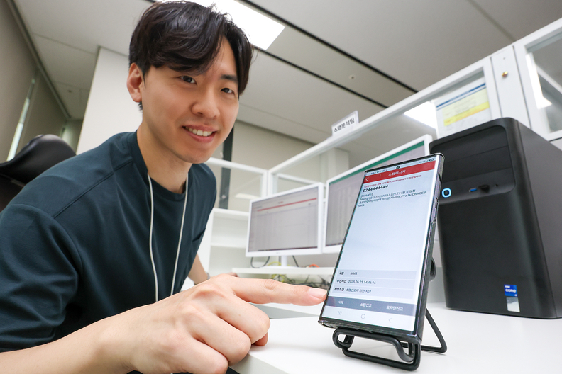 KT는 AI 기반 실시간 스팸 차단 키워드 등록 시스템을 지난 6월 11일부터 본격 운영 중이라고 밝혔다. KT 고객센터 스팸분석팀 직원이 AI 기반 실시간 스팸 차단 키워드 등록 시스템을 운용하고 있다. / KT