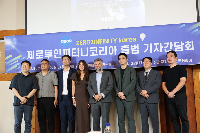 글로벌 우주여행 선도기업 제로투인피니티(Zero 2 Infinity)가 7월 7일 오후 3시, 인천 송도 경원재 바이 워커힐 헤리티지홀에서 ‘제로투인피니티코리아’ 출범을 알리는 기자간담회를 개최했다. 30여 개 언론사 기자들과 주요 인사들이 참석한 가운데 비공개로 진행됐으며, 제로투인피니티 CEO 호세 마리아노 로페즈 우르디알레스(왼쪽에서 다섯번째), 제로투인피니티코리아 이종호 이사회의장(왼쪽에서 세번째), 김중길 이사, 반려동물 장례업체 21g 권신구 대표 등이 참석했다. / 제로투인피니티