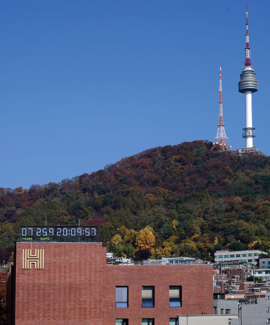 서울 용산구 헤럴드 사옥 꼭대기를 보면 거대한 시계(가로 8m, 높이 1.8m)를 발견할 수 있다. 헤럴드가 2021년 5월에 설치한 지구온난화 한계치를 알려주는 기후위기시계다. / 인터넷커뮤니티, SNS