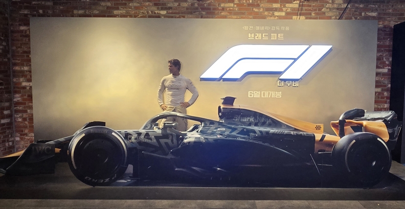 애플의 F1 중계권 도전은 브래드 피트 주연의 영화 "F1: 더 무비"가 전 세계적으로 10일 만에 3억 달러의 흥행 수익을 올린 직후 이뤄졌다. / 뉴스스페이스DB