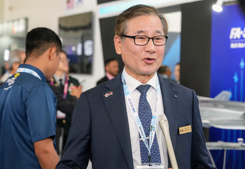 강구영 한국항공우주산업 사장(KAI)이 2025년 5월 21일(현지시간) 말레이시아 랑카위에서 열린 방산전시회 'LIMA 2025'에서 국방부 공동취재단과 인터뷰하고 있다. /한국항공우주산업 