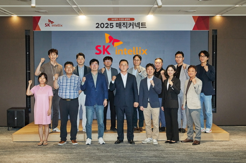 2025년 7월 10일, 김완성 SK인텔릭스 대표(앞줄 왼쪽 네번째)와 주요 경영진이 사명 변경에 대한 구성원 설명회를 갖고 기념 촬영을 하고 있다. / SK인텔릭스