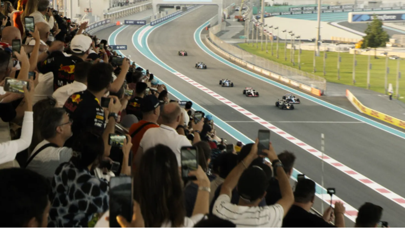F1 영화를 계기로 애플이 넷플릭스, 디즈니 등 미디어 공룡들과 어깨를 나란히 하겠다는 신호탄이며, 애플의 OTT·스포츠 진출의 교두보가 된 셈이다. / 애플