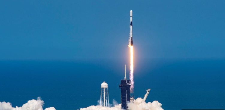  스페이스X(SpaceX)가 7월 13일(현지시간) 미국 플로리다 케이프 커내버럴 우주군 기지에서 이스라엘의 신형 통신위성 ‘드로르-1(Dror-1)’을 팰컨 9(Falcon 9) 로켓에 실어 발사한다. / 스페이스X