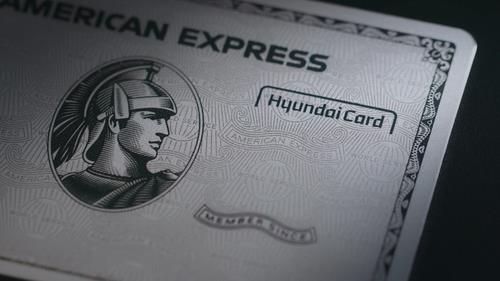 현대카드가 전 세계 VVIP의 상징으로 통하는 아메리칸 익스프레스(Amex)의 최상위 등급 ‘센츄리온 카드(일명 블랙카드)’를 국내에 독점 출시했다. 연회비만 700만원에 달하는 이 카드는 빌 게이츠, 도널드 트럼프, 아리아나 그란데, 제이지 등 글로벌 유명 인사들이 사용하는 것으로 알려져 있으며, 국내에서는 아이유, 블랙핑크 리사 등이 소지한 것으로 전해진다. 사진은 현대 아메리칸 익스프레스 플래티넘 카드 / 현대카드