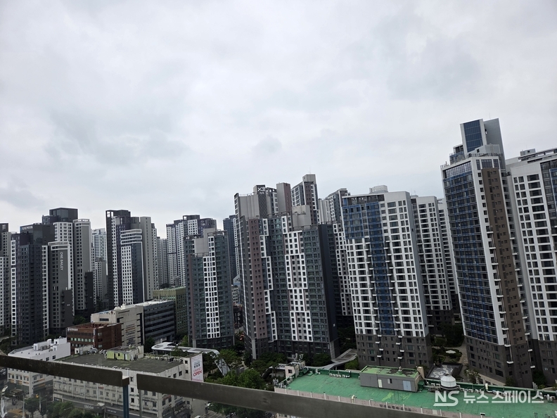 신세계백화점 강남점 11층에서 바라본 반포동 아파트 전경. (왼쪽부터) 원베일리, 반포센트럴자이, 반포르엘 / 뉴스스페이스DB