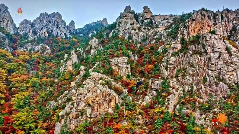 유네스코 세계유산위원회 회의에서 금강산(Mt. Kumgang - Diamond Mountain from the Sea)이 공식적으로 세계유산으로 등재됐다. / 조선중앙TV
