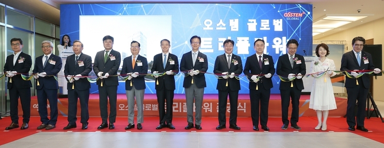 오스템글로벌은 7월 11일 송도사옥 트리플타워 준공식을 개최하고 행사 참석자들이 테이프 컷팅을 진행하고 있다. / 인천경제자유구역청(IFEZ)