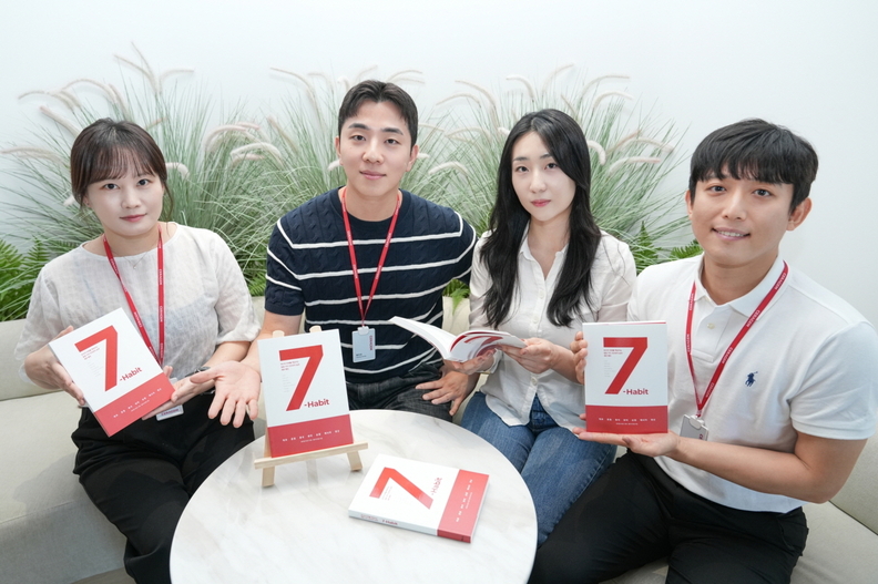 세라젬이 7가지 영역의 건강 관리법을 제시하는 ‘7-HABIT’ 단행본을 발간했다. / 세라젬