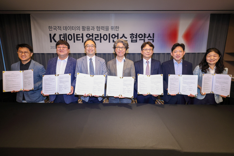 협약식에 참석한 관계자들이 기념 촬영을 하는 모습. (왼쪽부터) 아이스크림에듀 AI 연구소 김광일 소장, EBS 디지털학교교육본부 유규오 본부장, 고려대학교 민족문화연구원 허은 원장, KT 기술혁신부문 오승필 부문장, 중앙일보 모바일서비스총괄 김영훈 총괄, 두산디지털이노베이션 Digital Experience본부 김상우 본부장, 한글학회 남길임 이사 / KT
