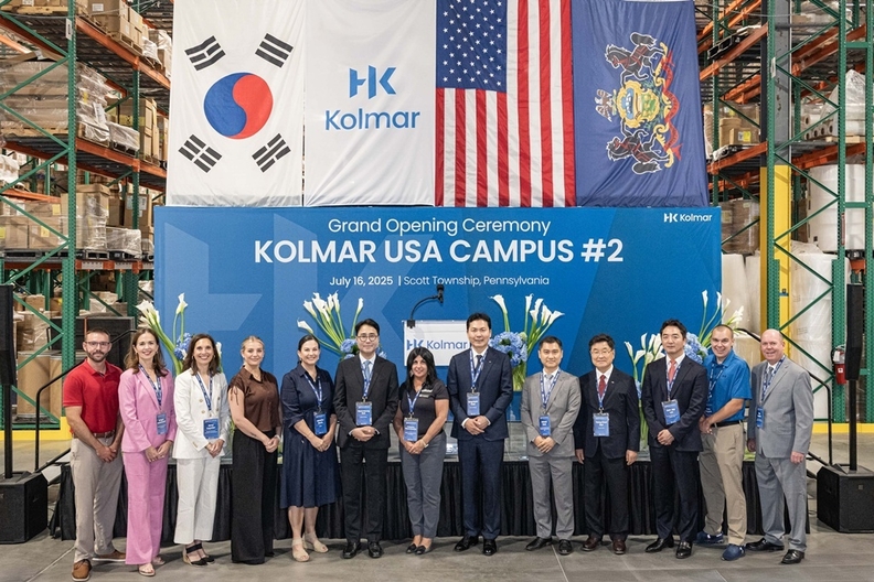 콜마USA 제2공장 준공식에서 윤상현 부회장을 비롯한 한국콜마 관계자들과 펜실베니아주 주요 인사들이 기념사진을 촬영하고 있다. 윤상현 콜마그룹 부회장(오른쪽에서 6번째), 허용철 콜마USA 대표이사 사장(오른쪽에서 4번째), 브리짓 코시에로스키 펜실베니아주 하원의원(왼쪽에서 2번째) / 콜마그