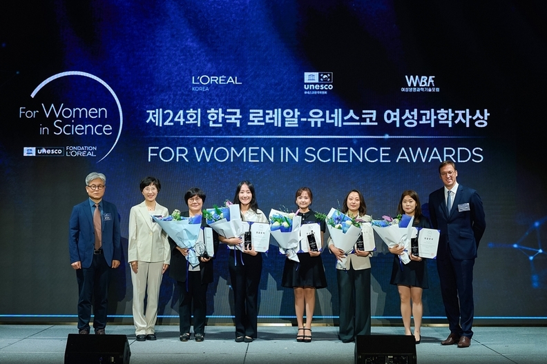제24회 한국 로레알-유네스코 여성과학자상’ 시상식에서 수상자들과 관계자들이 기념사진 촬영을 하고 있다. (왼쪽부터) 윤병순 유네스코한국위원회 사무총장 직무대행, 황은숙 여성생명과학기술포럼 회장, 학술진흥상 수상자인 임미희 한국과학기술원 교수, 펠로십 수상자인 강미경 고려대학교 조교수, 이정현 국립공주대학교 조교수, 전지혜 경상국립대학교 조교수, 조유나 부산대학교 연구교수, 사무엘 뒤 리테일 로레알코리아 대표 / 로레알코리아
