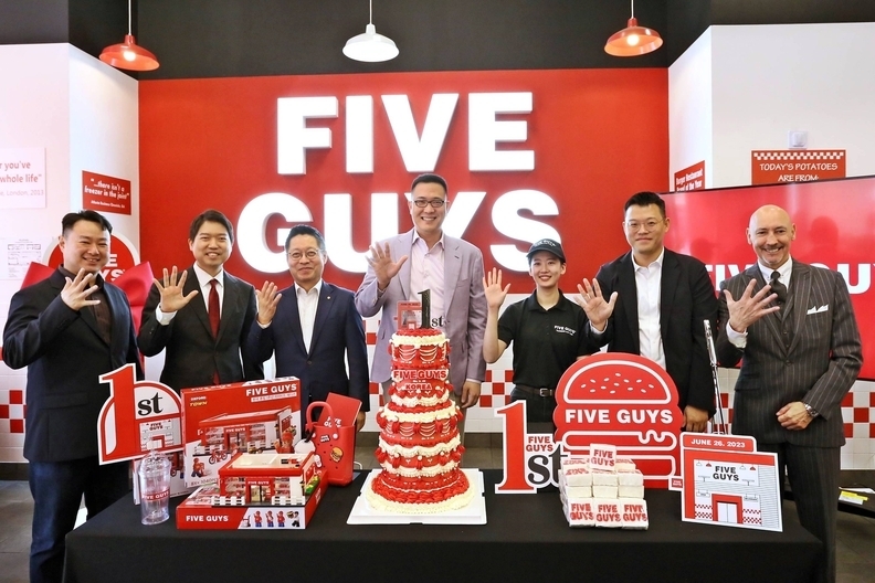 2024년 6월 26일 국내 론칭 1주년을 맞아 1호점인 파이브가이즈 강남에서 김동선 부사장(가운데)을 비롯한 주요 관계자들이 케이크 커팅식을 하고 있다. / 한화갤러리아