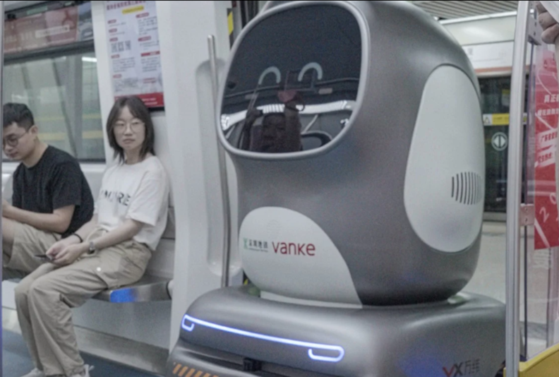 부동산 대기업 완커(Vanke)의 자회사 VX Logistics와 선전 지하철의 협업으로 시행됐다. 총 41대의 로봇이 현재 선전 지하철 2호선 구간에서 가동 중이다. / South China Morning Post
