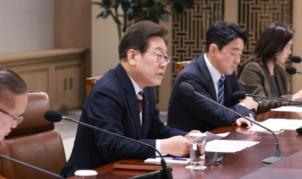 대한민국 대통령 이재명이 7월 22일 국무회의에서 “국민이 죽어가는 엄혹한 수해 현장에서 음주가무를 즐기는 정신 나간 공직자들에 대해 엄중 단속할 것”이라고 강도높게 경고했다. / 대통령실