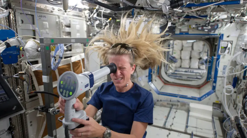 NASA 우주비행사 카렌 니버그는 안저경을 사용해 궤도에 있는 동안 눈을 촬영했다. 이 도구를 사용해 망막을 검사하면 과학자들이 우주 비행 환경이 인간의 눈에 어떤 영향을 미치는지 추적할 수 있다. / NASA
