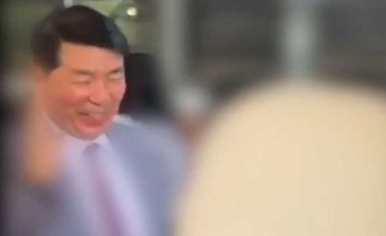 백경현 구리시장이 7월 20일 야유회에서 춤을 추고 있는 모습 / SBS