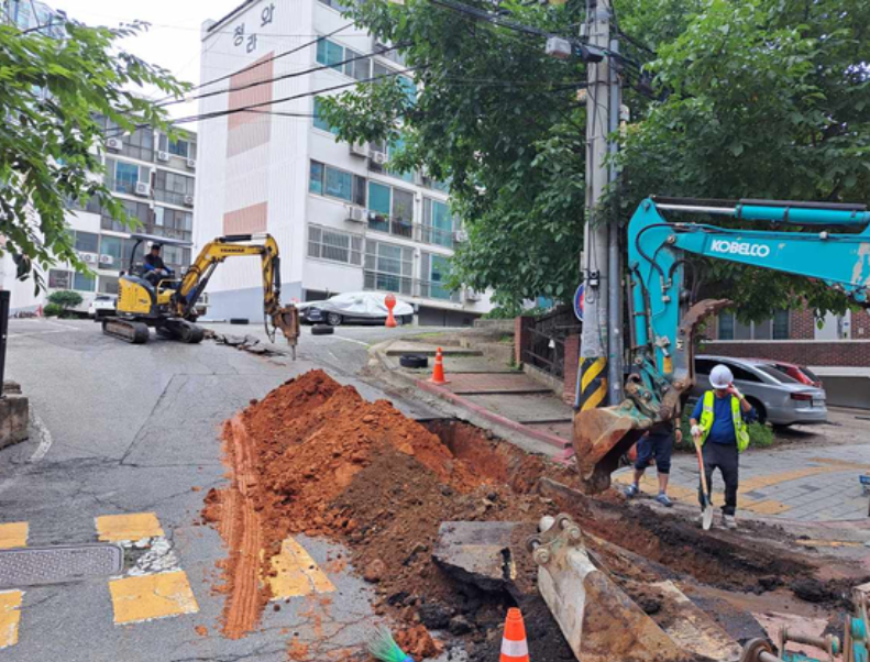 2025년 7월초 경기 수원시 영통구 청와아파트 주변에서 상수도 전환 공사를 하고 있는 모습 / 수원시