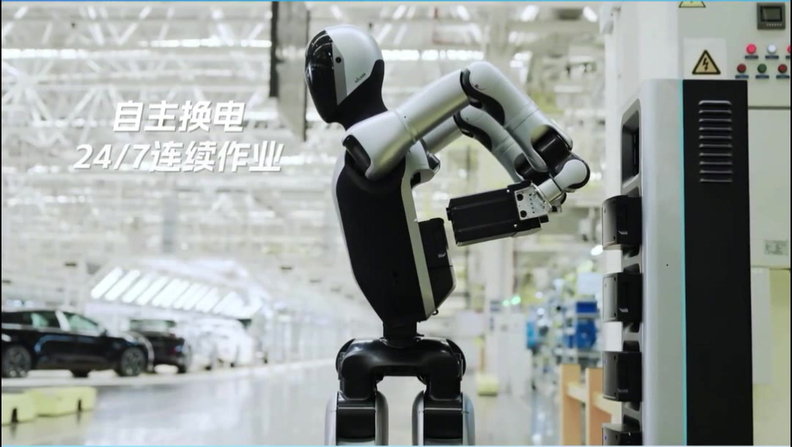 UBTech의 Walker S2 휴머노이드 로봇이 자율 배터리 교체를 수행하는 모습 / cnevpost.com 