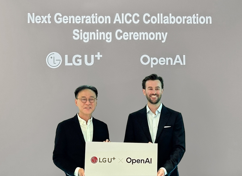 LG유플러스는 오픈AI와 AICC 솔루션 개발을 위한 양해각서(MOU)를 체결했다고 7월 28일 밝혔다. 사진은 오픈AI 싱가포르 오피스에서 열린 협약식에 안형균 LG유플러스 기업AI사업그룹장(왼쪽)과 앤디 브라운 오픈AI 아시아태평양 지역 비즈니스 총괄이 참석해 기념촬영을 하는 모습. / lg유플러스