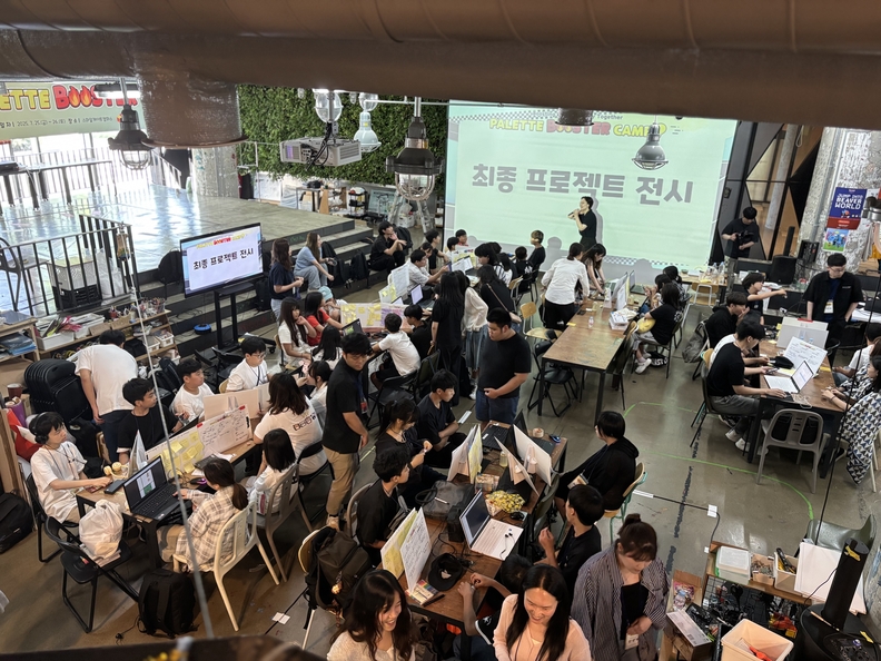 7월 25일부터 1박 2일 동안 열린 팔레트 부스터 캠프 현장에 참가자들이 프로그램에 참여하고 있는 모습 / 스마일게이트