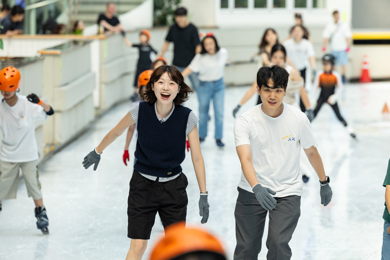 청량함이 감도는 아이스링크에서 무더위 잊고 신나게 달리자. / 롯데월드 어드벤처