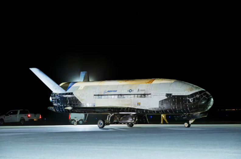2025년 3월 7일 반덴버그 우주군 기지에서 궤도 이탈 및 착륙에 성공한 미국 우주군의 X-37B 궤도 시험 차량 / 미국 우주군