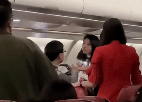 항공기안에서 객실 내 소음 문제로 시작된 말다툼이 주먹다짐으로 번졌다. / 엑스