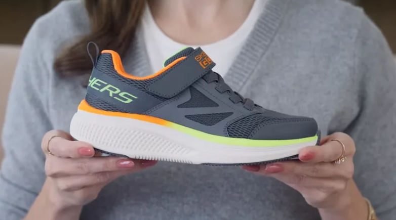 Skechers(스케쳐스) 신발은 인솔(깔창) 아래 숨겨진 칸에 에어태그를 삽입할 수 있도록 설계돼, 부모가 ‘Find My’ 앱으로 자녀의 위치를 실시간으로 확인할 수 있다. / 스케쳐스