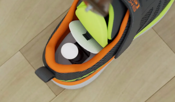 Skechers(스케쳐스) 신발은 인솔(깔창) 아래 숨겨진 칸에 에어태그를 삽입할 수 있도록 설계돼, 부모가 ‘Find My’ 앱으로 자녀의 위치를 실시간으로 확인할 수 있다. / 스케쳐스
