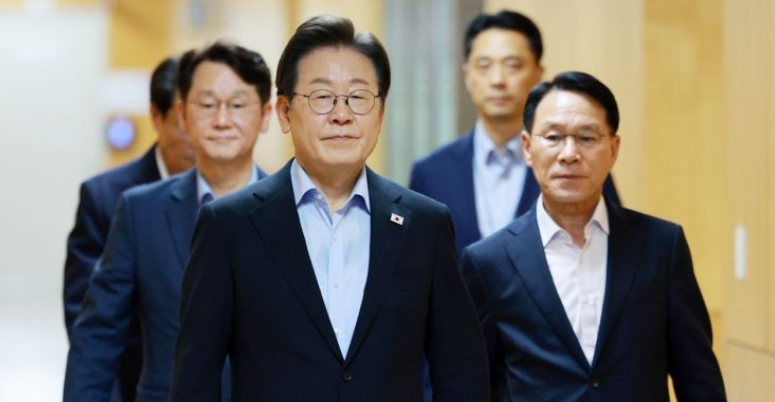 이재명 대통령이 7월 31일 서울 용산 대통령실 청사에서 열린 6차 수석·보좌관 회의에 참석하고 있다. / 대통령실 