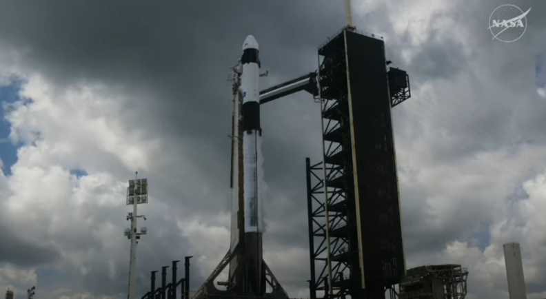 NASA의 스페이스X 크루-11 발사를 앞둔 2025년 7월 31일 목요일, 플로리다에 위치한 NASA 케네디 우주 센터의 발사 단지 39A 발사대에서 드래곤 우주선위로 스페이스X 팰컨 9 로켓이 보인다. / NASA, 스페이스X 